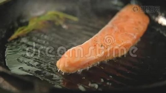 鱼煮法鲑鱼鳟鱼煎烤锅视频