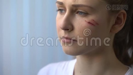 急救措施，医生给受伤的女性病人脸贴补丁，特写视频