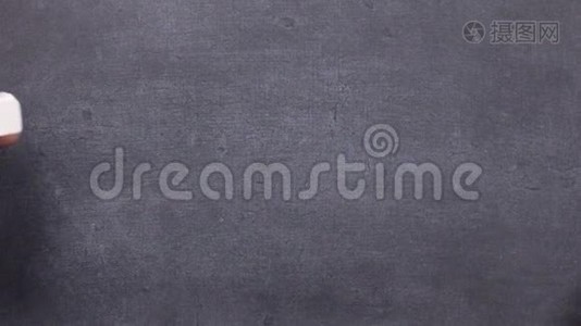 字FREEDOM，用粉笔在黑板上手写..视频