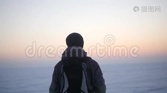 冬季雪户外寒徒步旅行者背包旅行极限徒步旅行冒险旅行人们登山滑雪远足视频