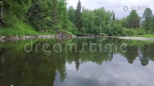 湖中天空和森林清晰反射的俯视图。 库存录像。 安静的水反射镜子般的风景视频