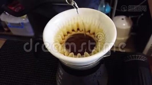 亚洲咖啡师在咖啡馆里做咖啡点滴视频