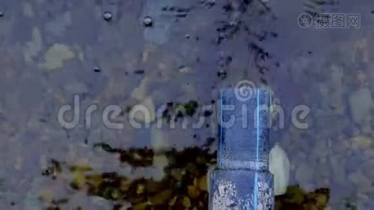 水从管道里倒出来.. 暴雨排水管无法应付水量.. 上景。视频