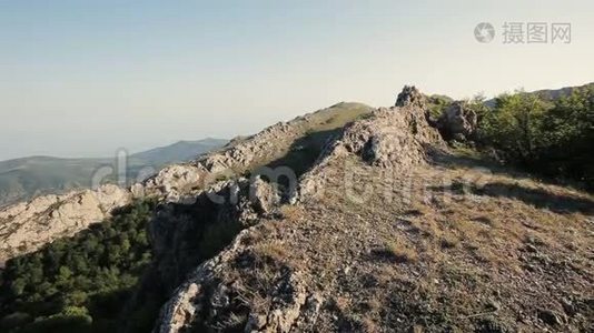 人徒步陡峭的地形.. 山景视频