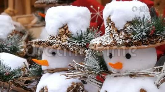 圣诞节和新年`装饰以一个戴帽子的雪人的滑稽人物。视频