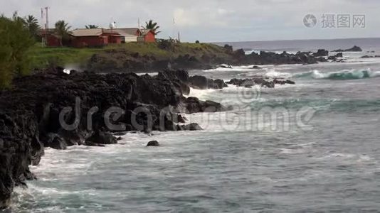 在岩石海岸和气象站的波浪起伏视频