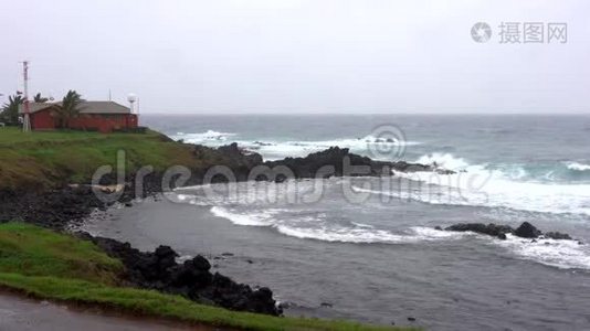 岩石海岸的波浪与海岸的气象站视频