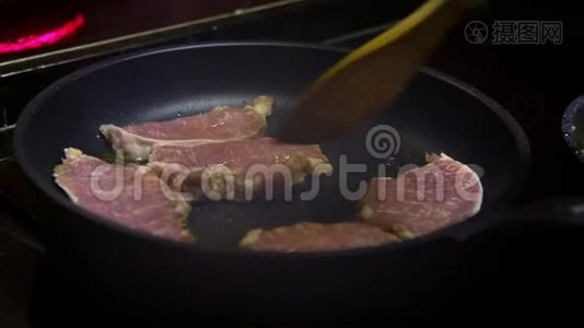 4K，切夫正在厨房用平底锅煮猪肉粉。 猪排视频