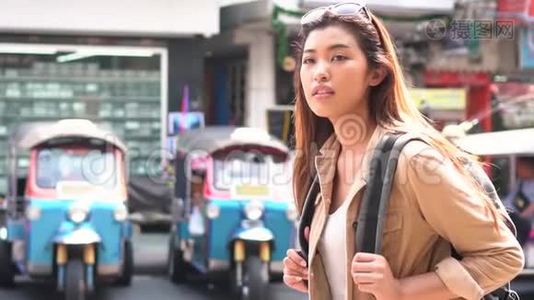 泰国曼谷青年游客步行观光视频
