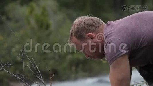 一个人在山河里洗脸视频