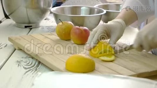 厨师戴手套切水果。视频