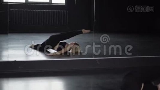 金发女孩慢动作在地板上跳舞。视频