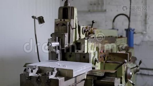 工业数控自动铣床加工一大块金属，自动化工艺.视频