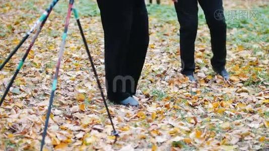 成熟的女人在秋天的公园里做体操。 双脚视频