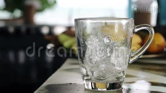 在玻璃杯中加入冰块和气泡的苏打水视频