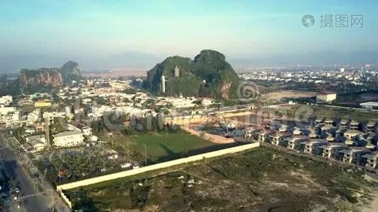 鸟瞰大早市与小山和寺庙视频