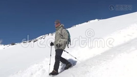 一个登山者，沿着积雪覆盖的斜坡向下到达大本营。 埃尔布鲁斯山，高加索山脉。视频