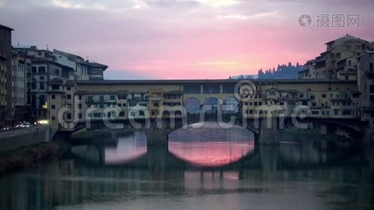 意大利佛罗伦萨。 日出时的庞特威奇奥桥。视频