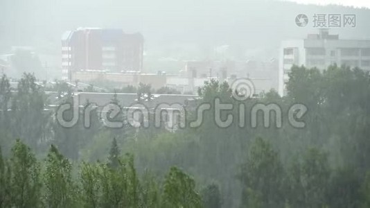 城市里的夏季大雨。 绿色树木和房屋屋顶的俯视图。 4K视频视频