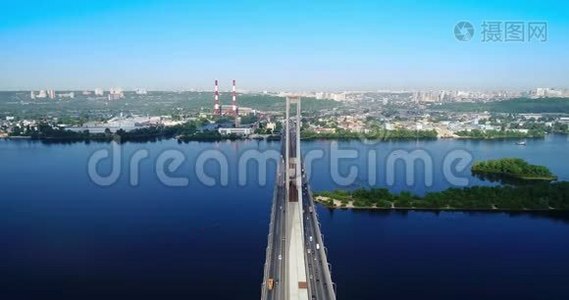 基辅市南桥的空中无人机。 乌克兰。 第聂伯河，桥过河..视频