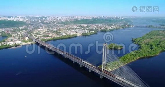 基辅市南桥的空中无人机。 乌克兰。 第聂伯河，桥过河..视频