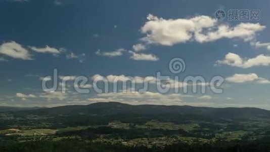 云彩飞过美丽的山谷，风景，时间流逝视频