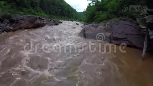 空中-白水漂流船在泰国顺水而下。视频