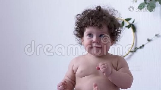 有趣的裸体胖小子在摄影棚里玩得很开心视频