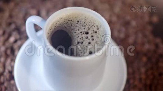 一杯浓咖啡在一杯有机阿拉伯咖啡豆中视频