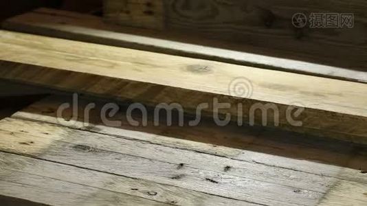 木工车间用折叠尺测量木工板视频