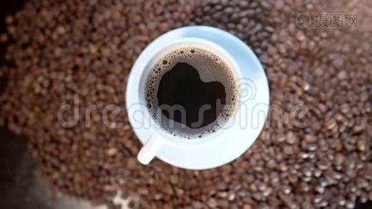 一种美式咖啡的特写，放在棕色咖啡豆中间的白色杯子里视频