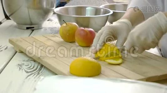 厨师在手套里切柠檬。视频
