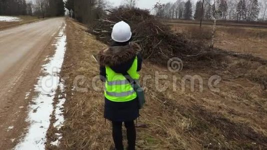 女林业督察在灌木丛附近打电话视频