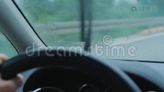 车窗前的雨滴，雨刷视频