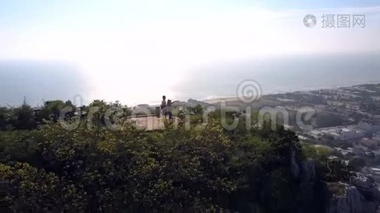 无人驾驶飞机与人从青山山顶了望点撤离视频