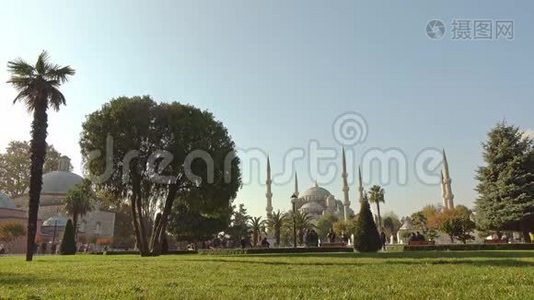 绿色广场与喷泉附近的苏丹艾哈迈德清真寺蓝色清真寺在伊斯坦布尔，土耳其阳光明媚的一天。 4KUHD视频，3840视频