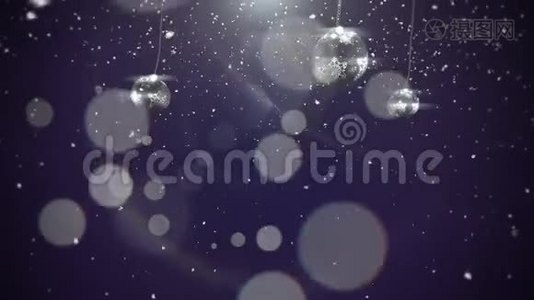 紫色背景上的动画特写动作银球和雪花视频