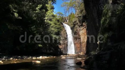 哈特奈特在摇篮山上的著名陆上赛道上视频