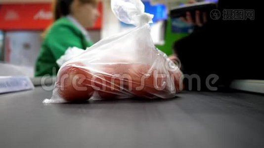 袋子里的新鲜红西红柿放在收银台视频