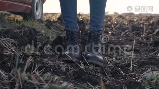 一个女孩走在田野上，女人`鞋子视频