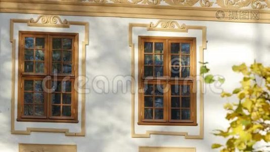 带两个大窗户和木框的米色房屋立面的壮观景色视频