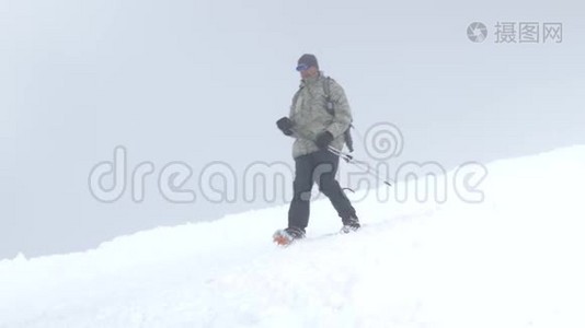 一个登山者，沿着积雪覆盖的斜坡向下到达大本营。 埃尔布鲁斯山，高加索山脉。视频