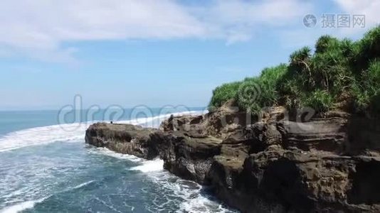 印度尼西亚巴厘岛海滩海岸的悬崖从空中追踪。 环境可持续性概念。视频