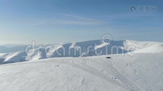 一个在雪山顶上的人开始加速滑翔，空中射击视频