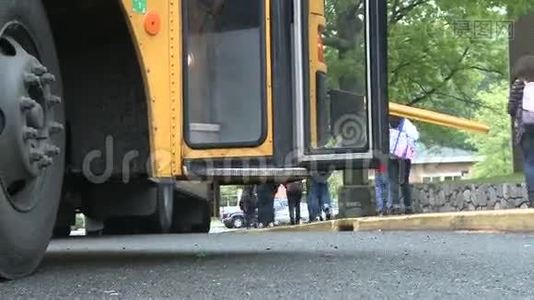 公共汽车离开学校（3辆中有3辆）视频