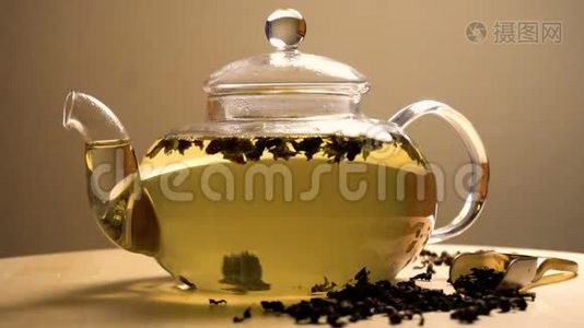 茶壶快速冲泡绿茶视频