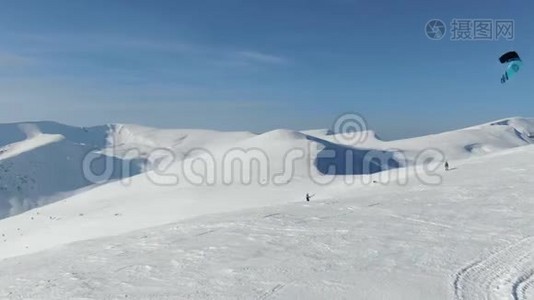 一个滑雪板上的人正在雪地上滑行，背景很美视频