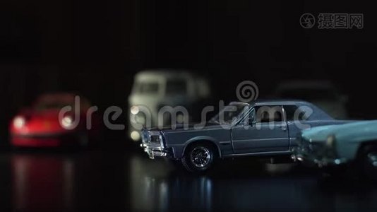玩具车背景上的老式灰色轿车视频