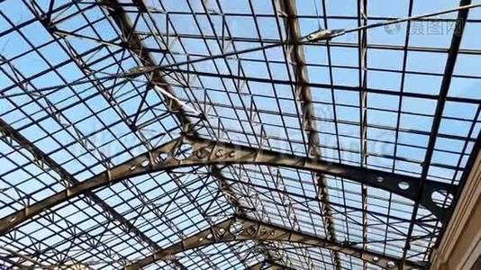 在火车站，摄像机沿着玻璃和金属屋顶缓慢移动的4K镜头。 完美的拍摄背景视频