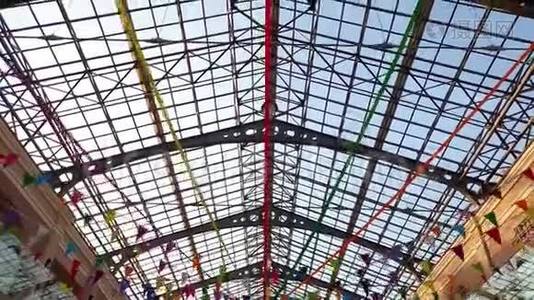 购物中心用彩色丝带装饰的漂亮玻璃屋顶的4K镜头视频